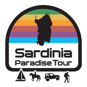 Logo del tour Sardinia Paradise. Silhouette dell'isola della Sardegna su sfondo arcobaleno, riquadro bianco e bordo nero.