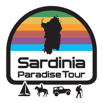 Logo del tour Sardinia Paradise. Silhouette dell'isola della Sardegna su sfondo arcobaleno, riquadro bianco e bordo nero.