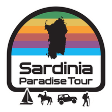 Logo del tour Sardinia Paradise. Silhouette dell'isola della Sardegna su sfondo arcobaleno, riquadro bianco e bordo nero.