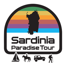 Logo del tour Sardinia Paradise. Silhouette dell'isola della Sardegna su sfondo arcobaleno, riquadro bianco e bordo nero.