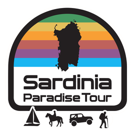 Logo del tour Sardinia Paradise. Silhouette dell'isola della Sardegna su sfondo arcobaleno, riquadro bianco e bordo nero.