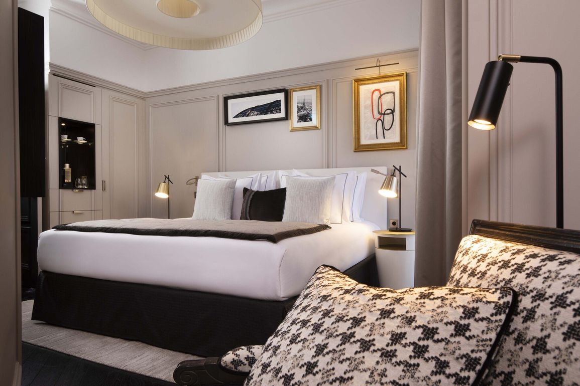 Une chambre d'hôtel avec un lit king size et une chaise.