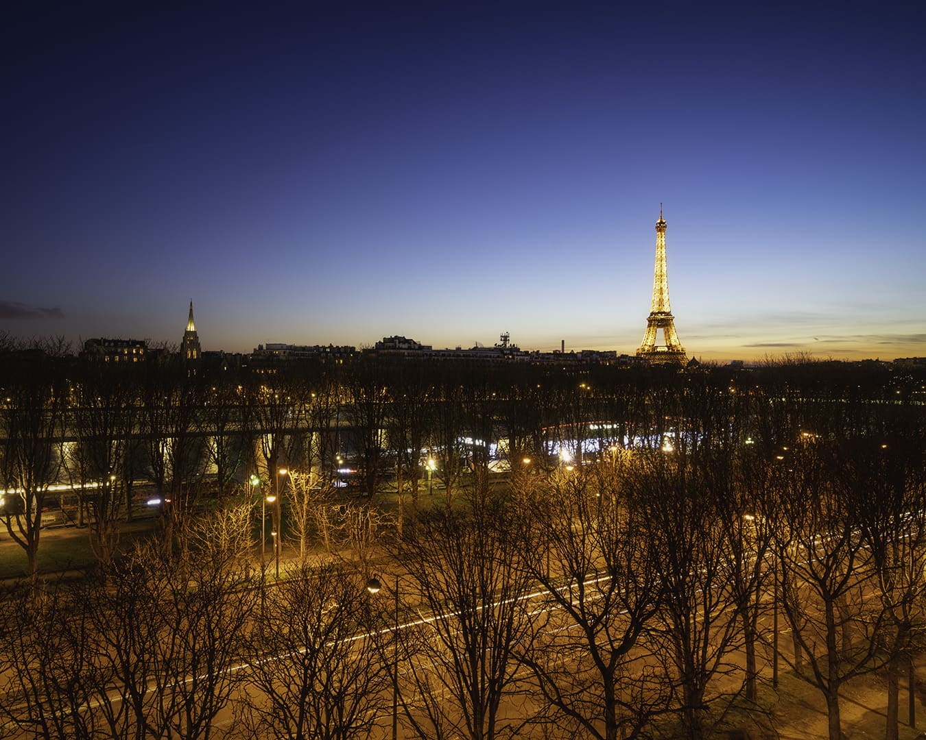 La tour eiffel est illuminée la nuit à paris