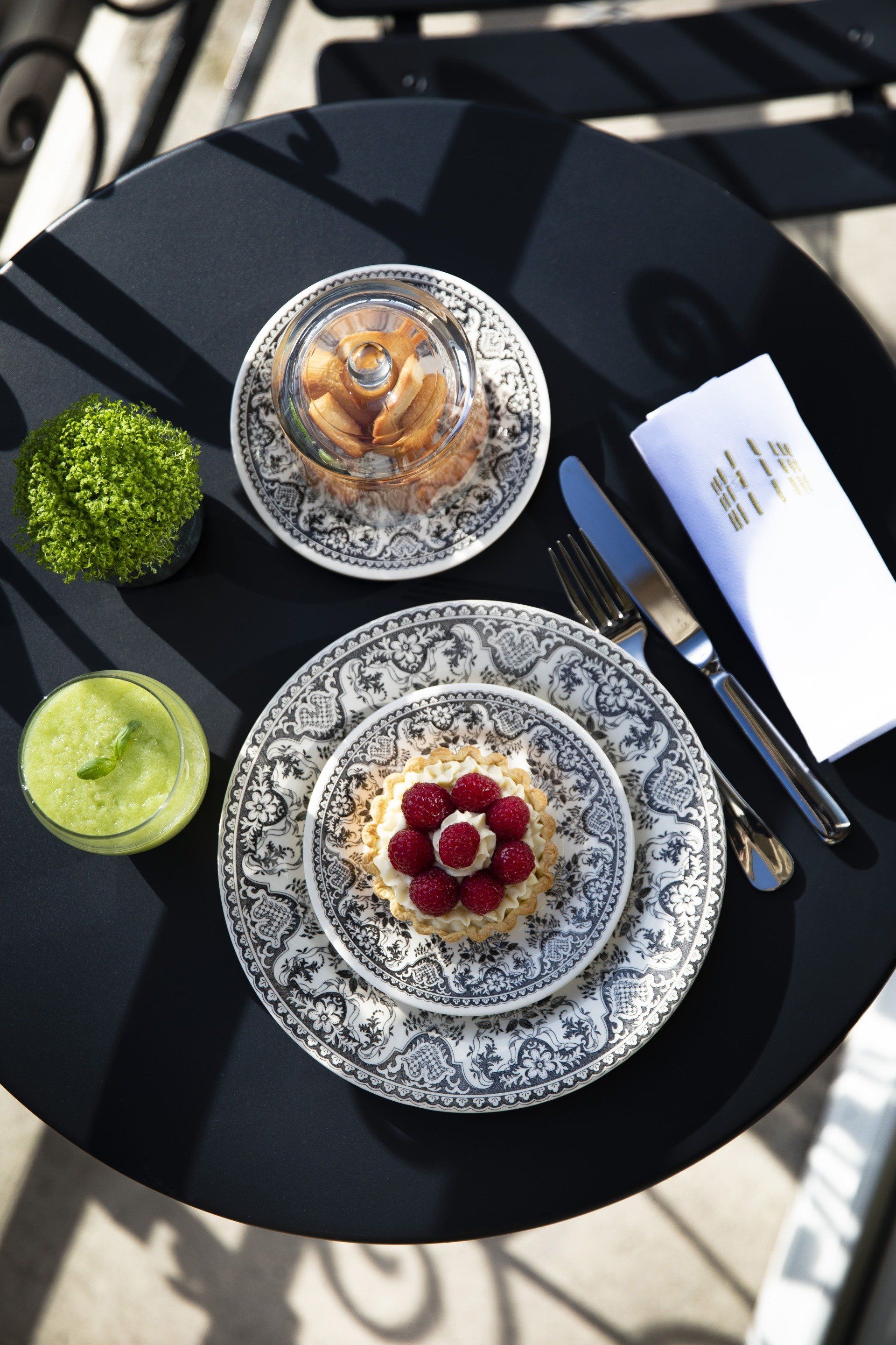 Une assiette avec une fleur dessus est posée sur une table