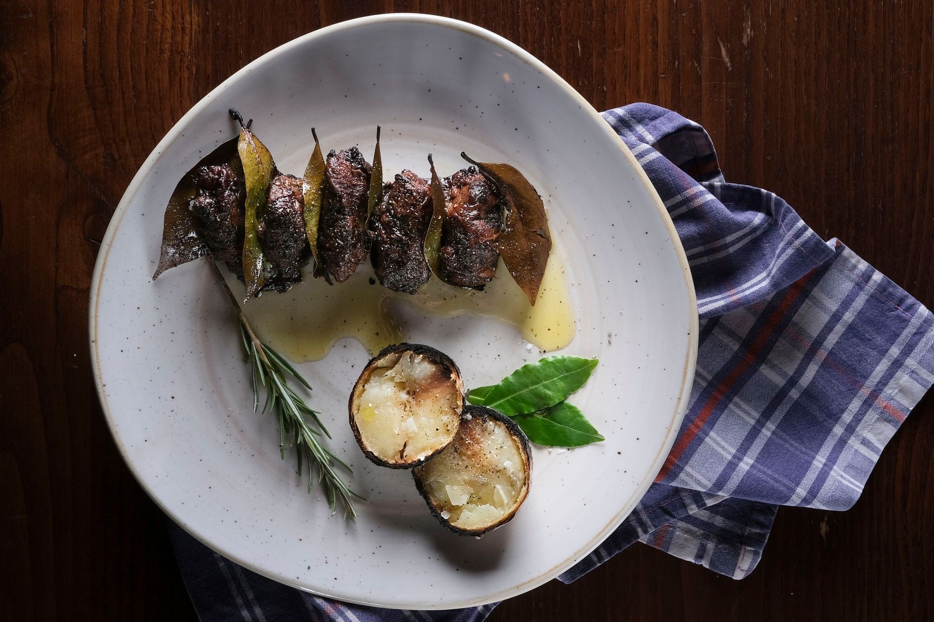 Uno spiedino di carne glassata e foglie di alloro