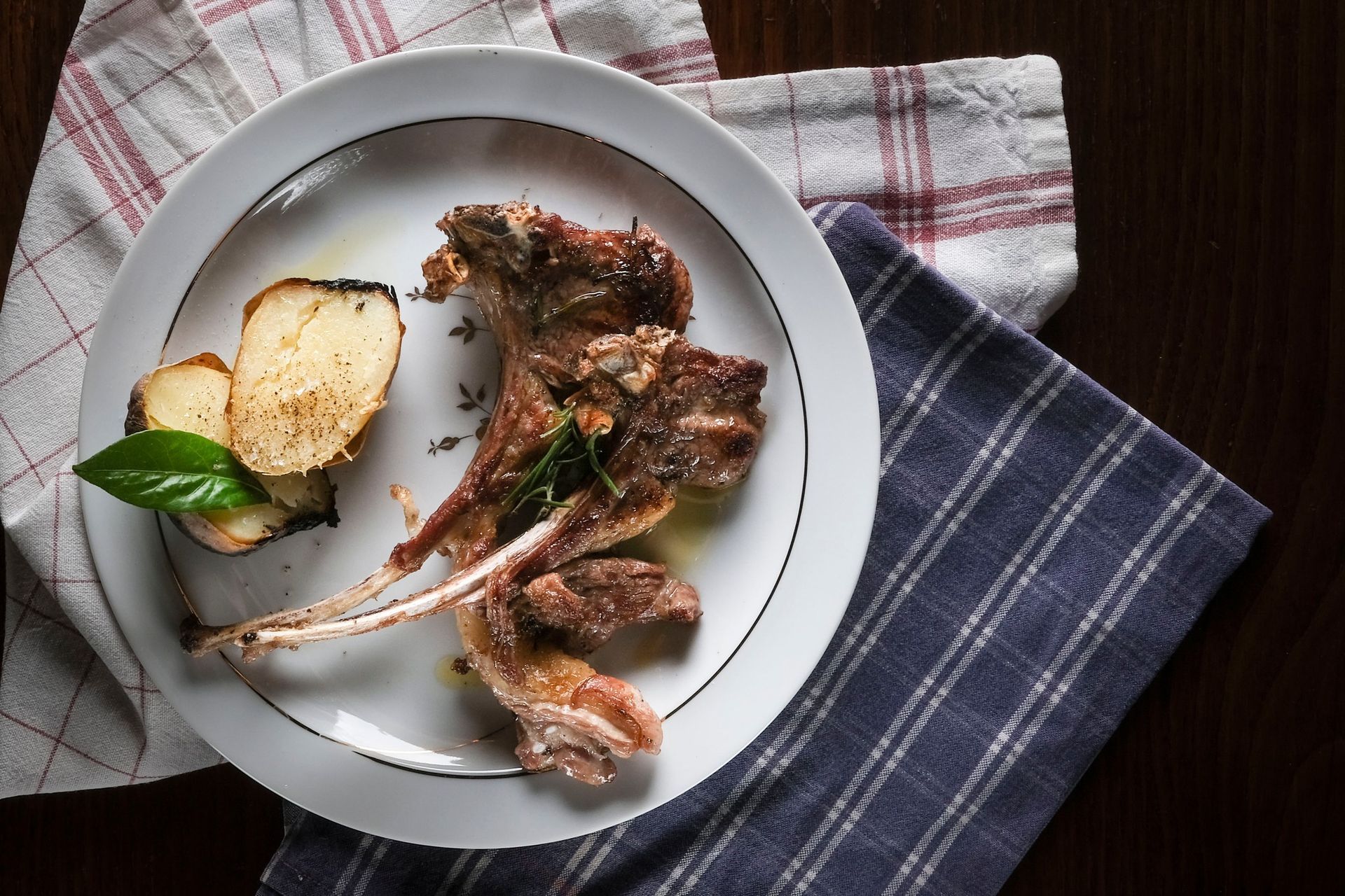 Costolette d'agnello arrosto con patate