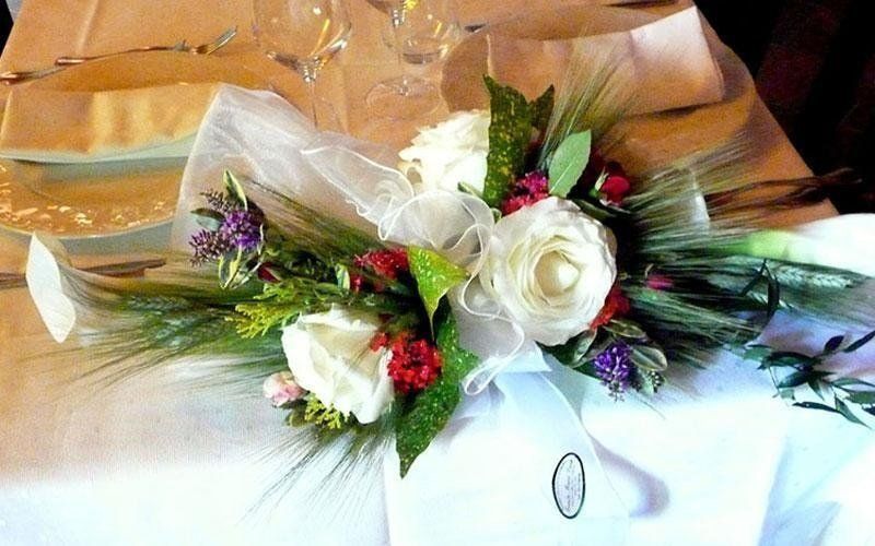 Un tavolo con fiori e sopra un numero di tavolo