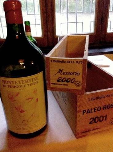 Una bottiglia di Montevertine accanto a una scatola di legno