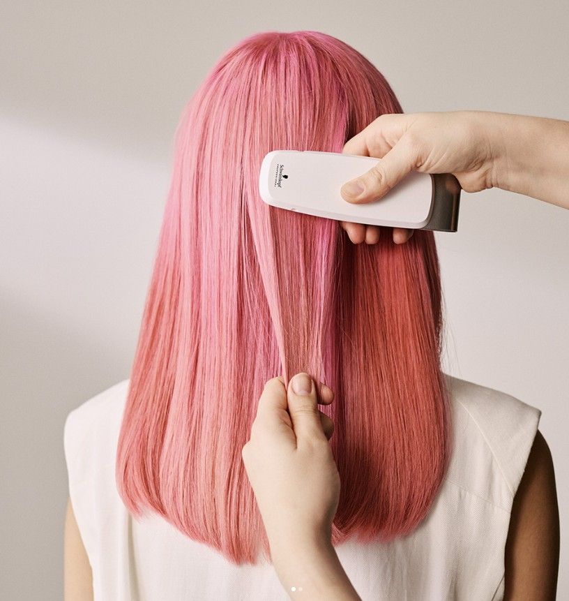 SalonLab hair analysis being performed during a professional hair consultations