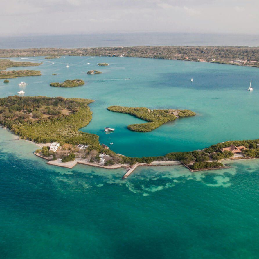Una vista aérea de una gran masa de agua rodeada de pequeñas islas.