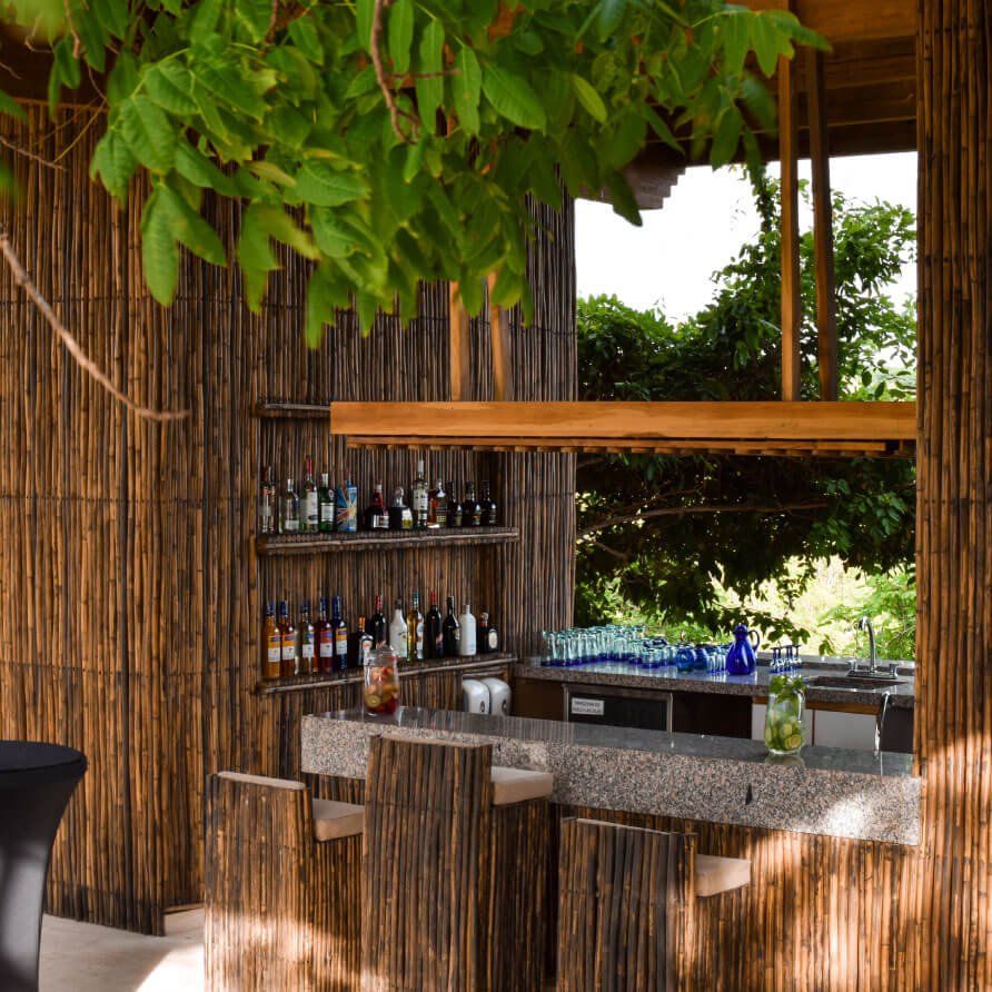Un bar con muchas botellas encima