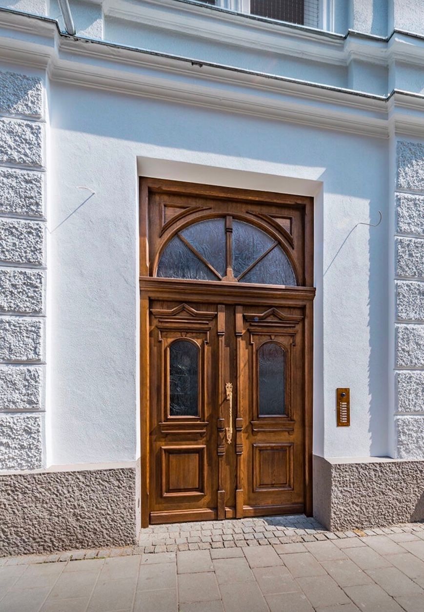 Moralt exterior door