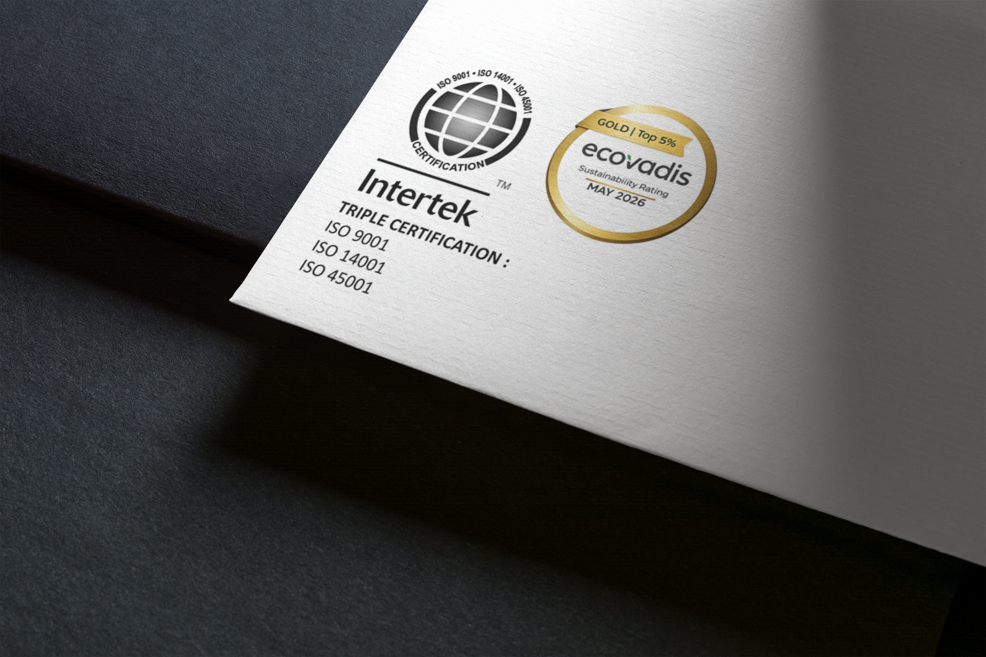 Carte de visite avec les logos Intertek et EcoVadis sur fond gris.