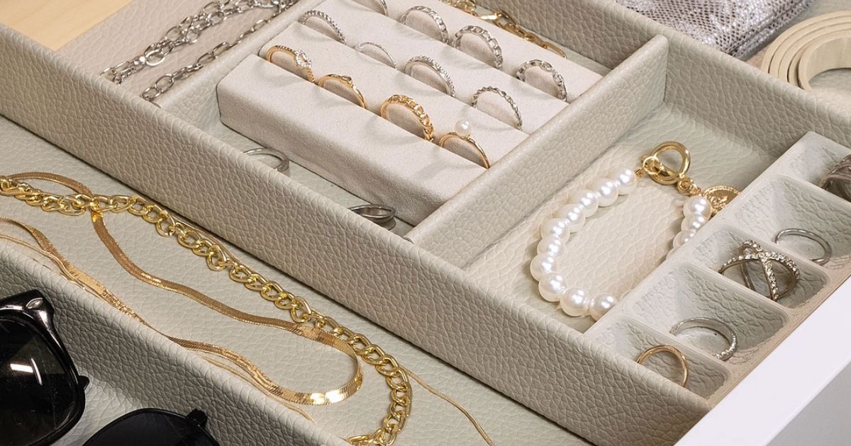 Contour Features on Jewelry Organizers
