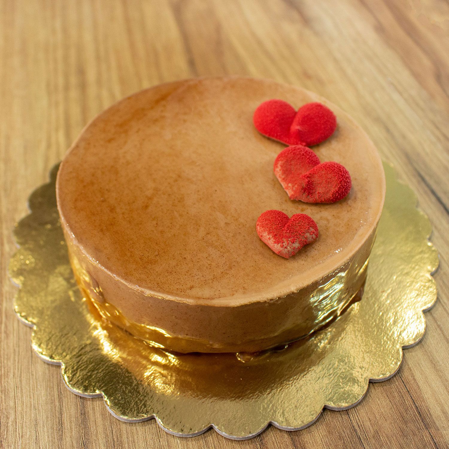 torta dorata con cuori