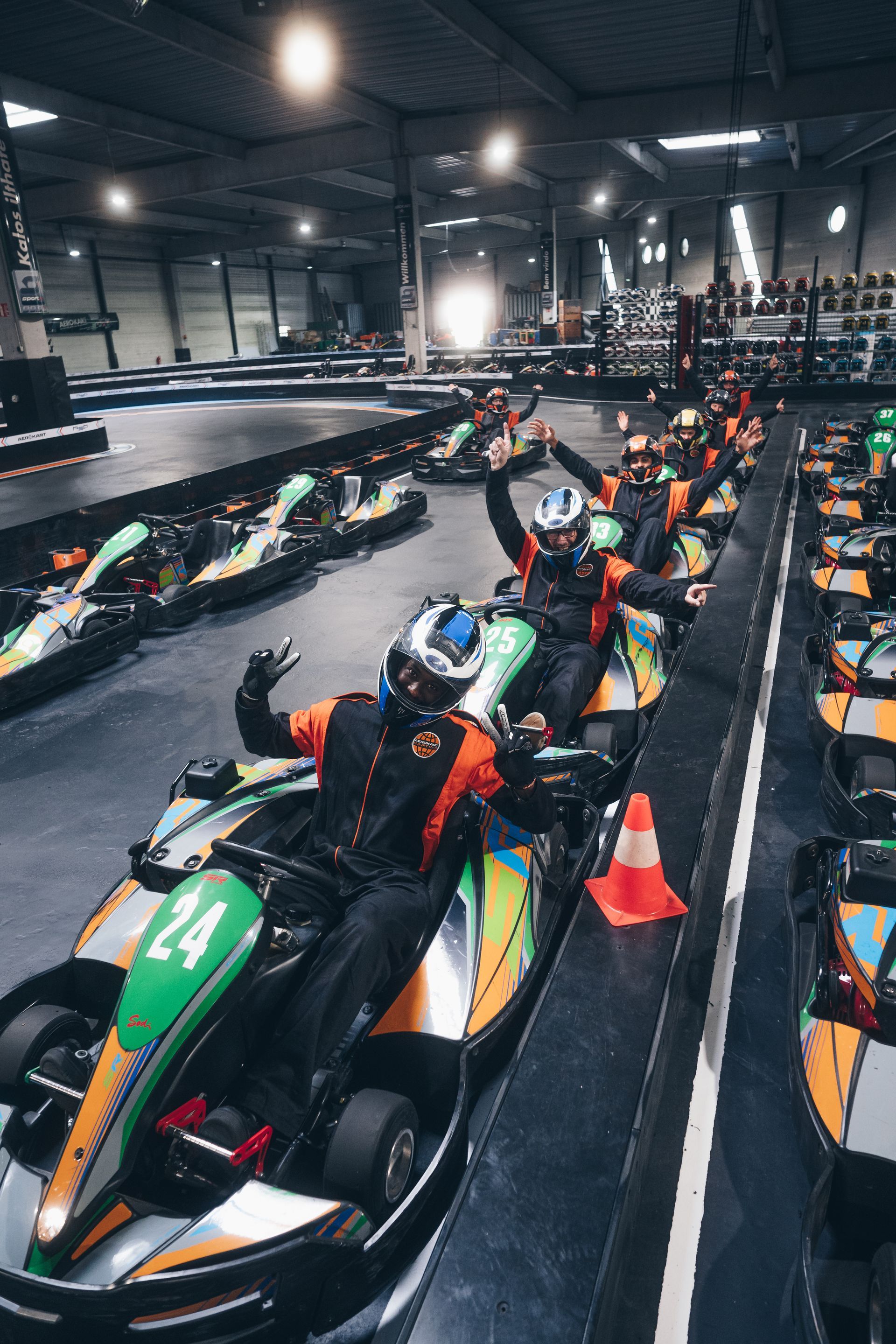 Un groupe de personnes font du kart sur une piste.