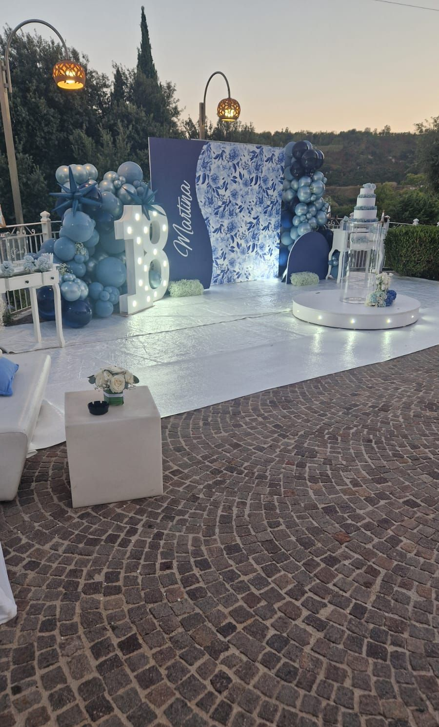Allestimento per la festa con decorazioni blu e bianche. Numero