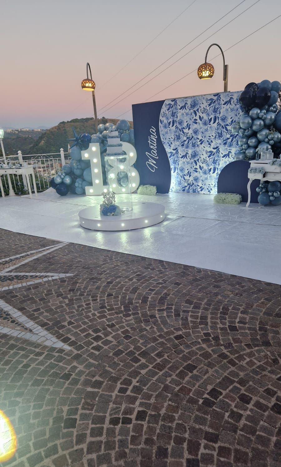 Evento all'aperto decorato con palloncini e