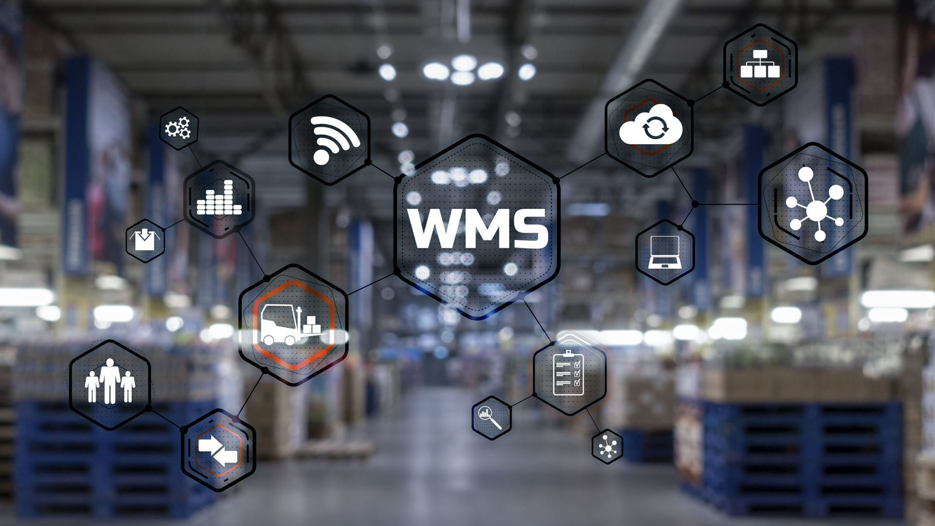 Intérieur d'entrepôt avec l'inscription « WMS » au centre, entourée d'icônes numériques, évoquant la technologie des systèmes de gestion d'entrepôt.