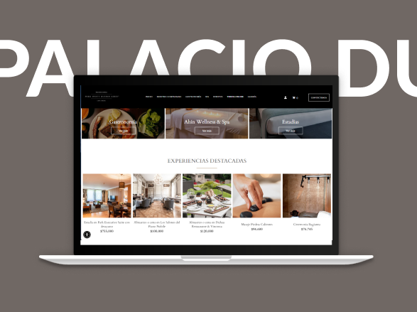 Portátil que muestra la página web de un hotel/complejo turístico con fotos de las habitaciones y del interior sobre un fondo oscuro.