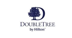Logotipo de DoubleTree by Hilton con un árbol y un icono de luna creciente.