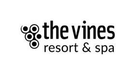 Logotipo de The Vines Resort & Spa en texto negro con icono circular sobre fondo blanco