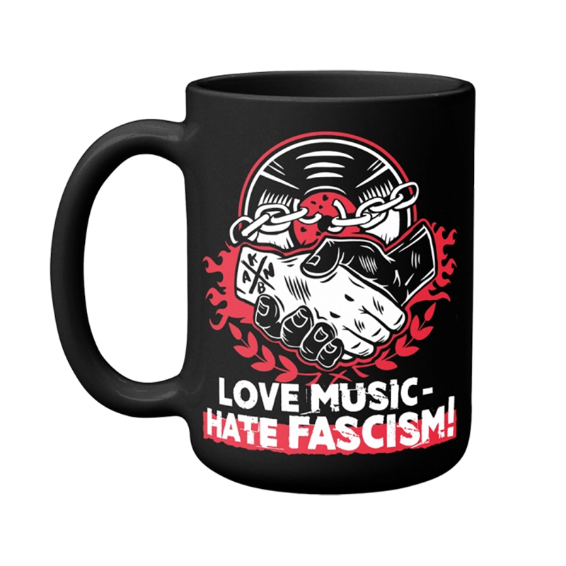 Ein schwarzer Becher mit roten Akzenten und dem Text „Liebe Musik – Hasse Faschismus!“