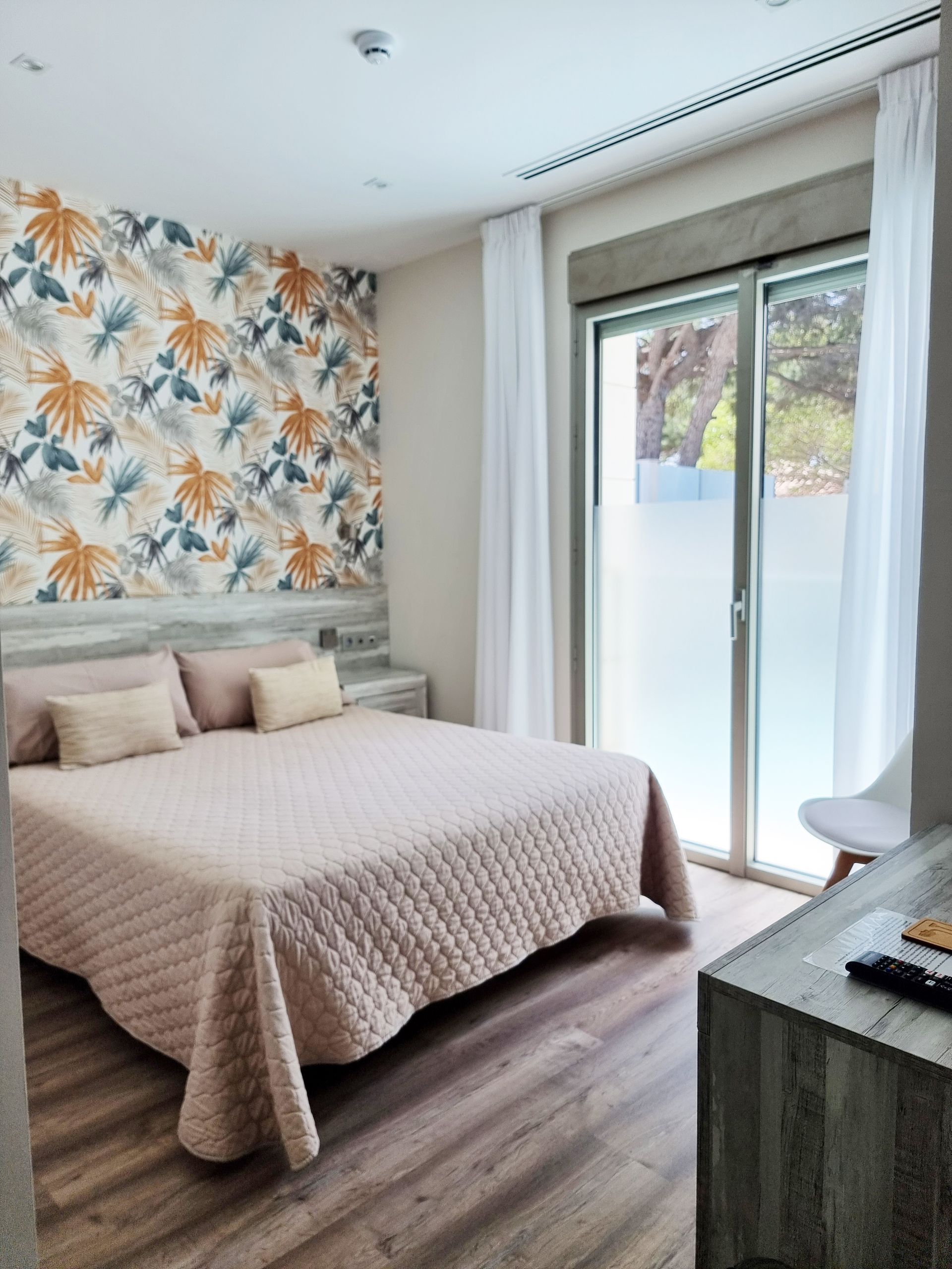 Dormitorio Doble Estándar con Vistas Zonas Comunes y baño en suite, Planta Piscina