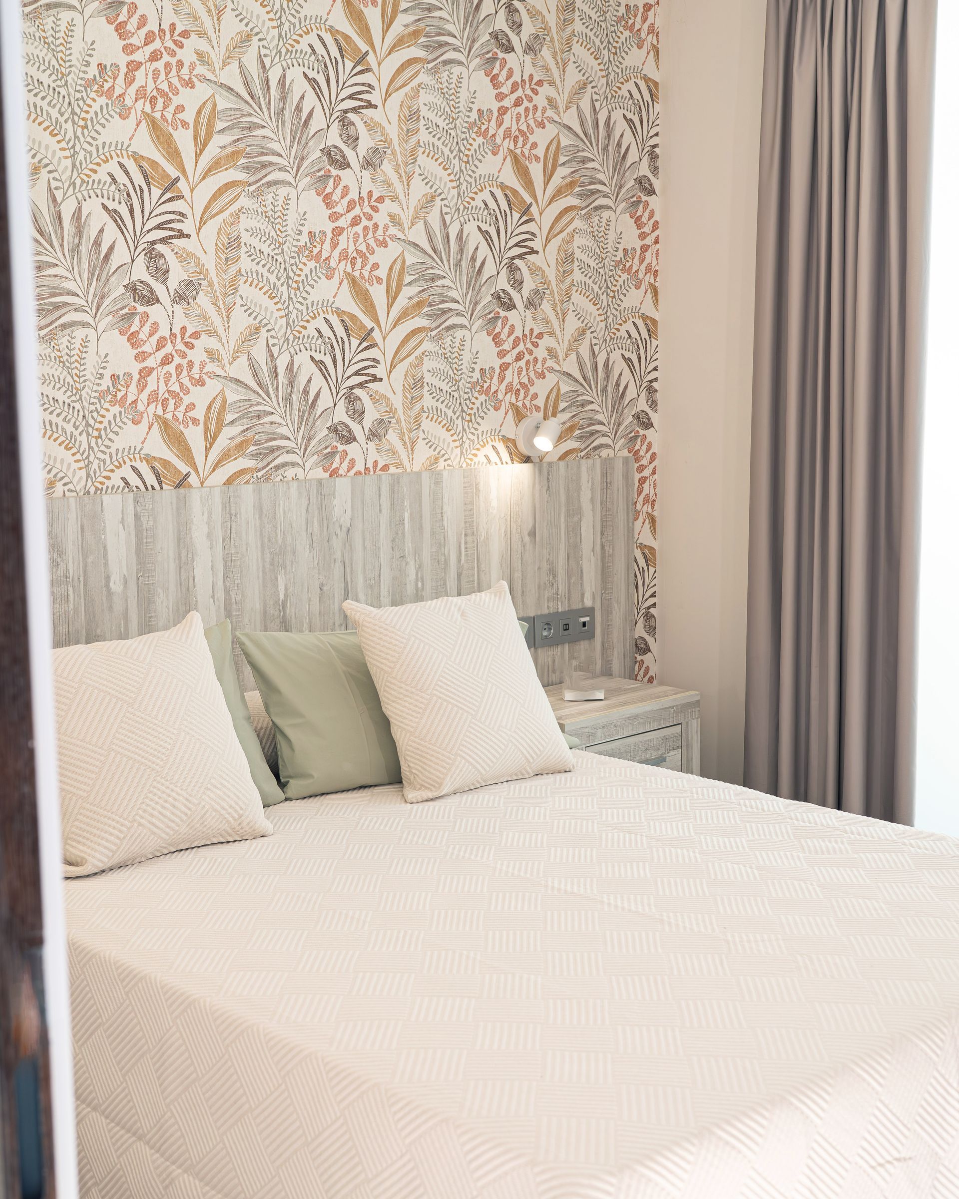 Dormitorio Doble Estándar con Terraza  con Vistas laterales al Mar y baño en suite. Planta Piscina