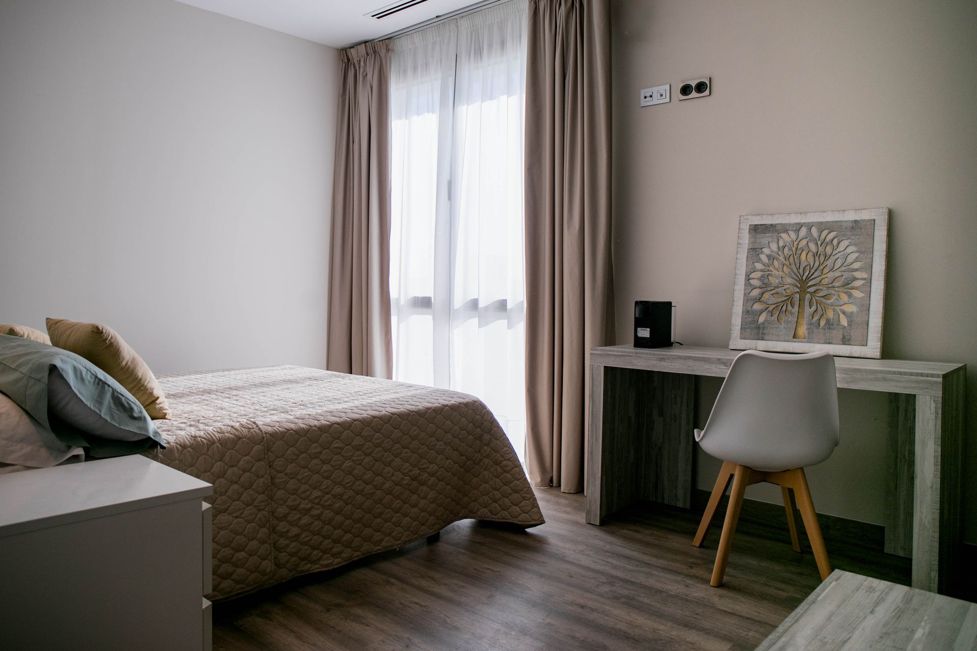 Dormitorio Triple adaptado a movilidad reducida con Vistas al mar y baño en suite. Planta Piscina