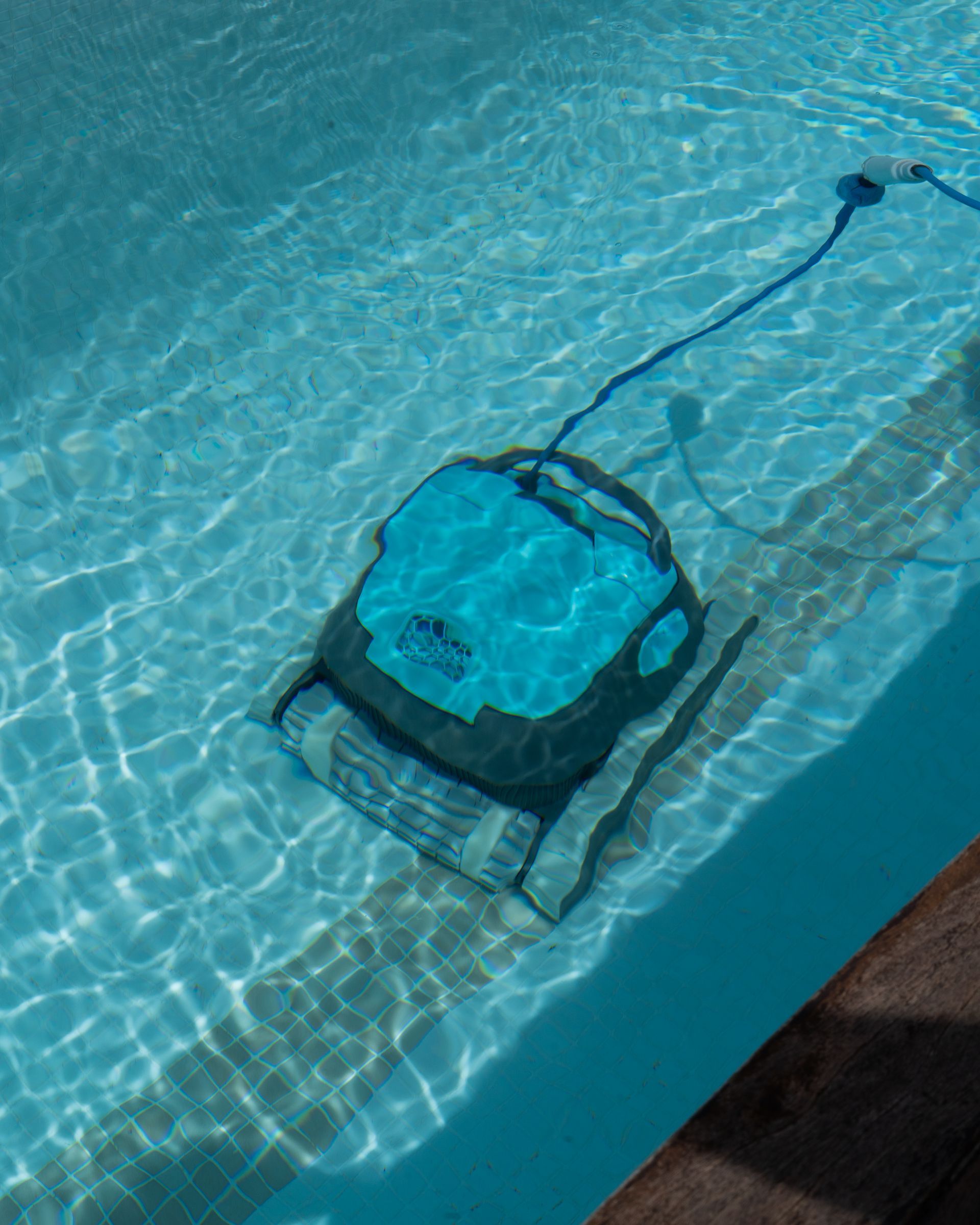 Felipe, el robot limpiafondos del Hotel Aroma de Mar, trabajando de manera eficiente 