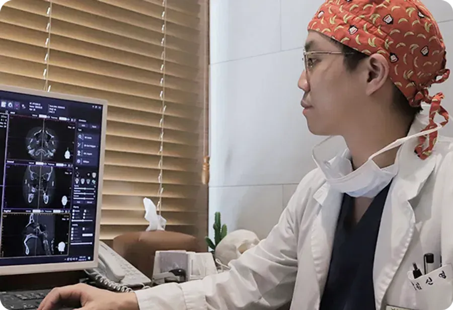 정밀 검사 후 상태를 진단하는 유노성형외과 의료진