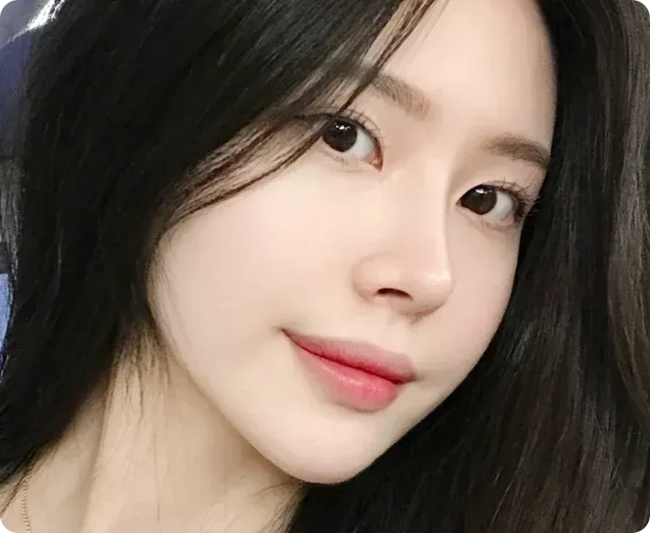 매부리코성형 상담을 고민하는 분의 모습