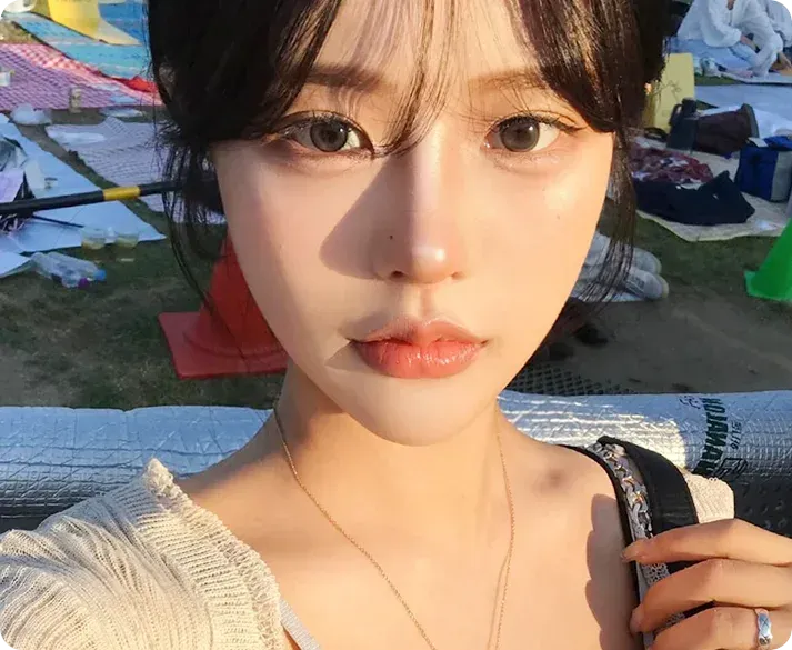 낮은코성형 상담을 고민하는 분의 모습