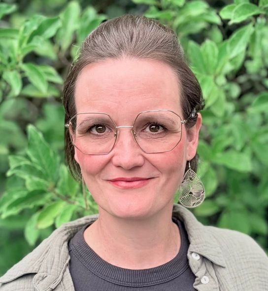 Lisa lächelt freundlich in die Kamera