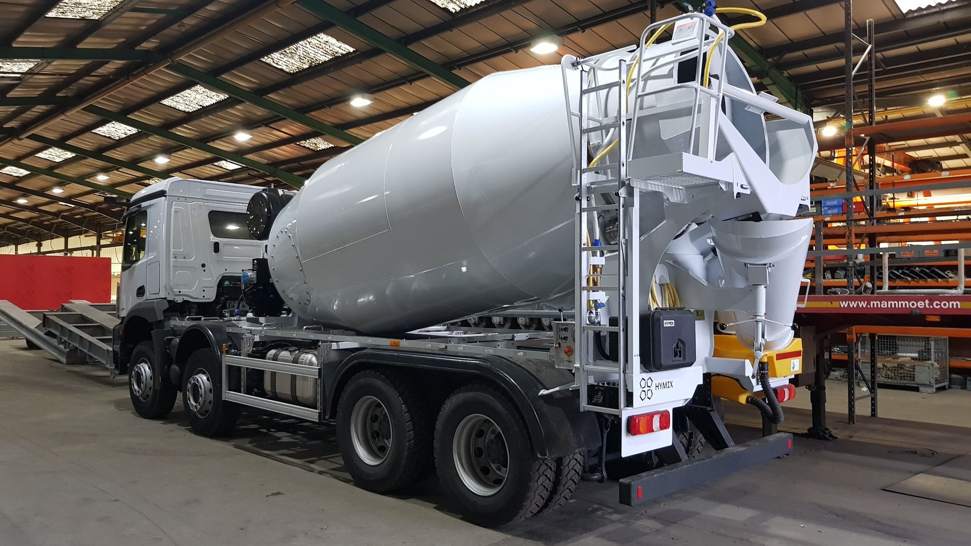Spraying the concrete mixer