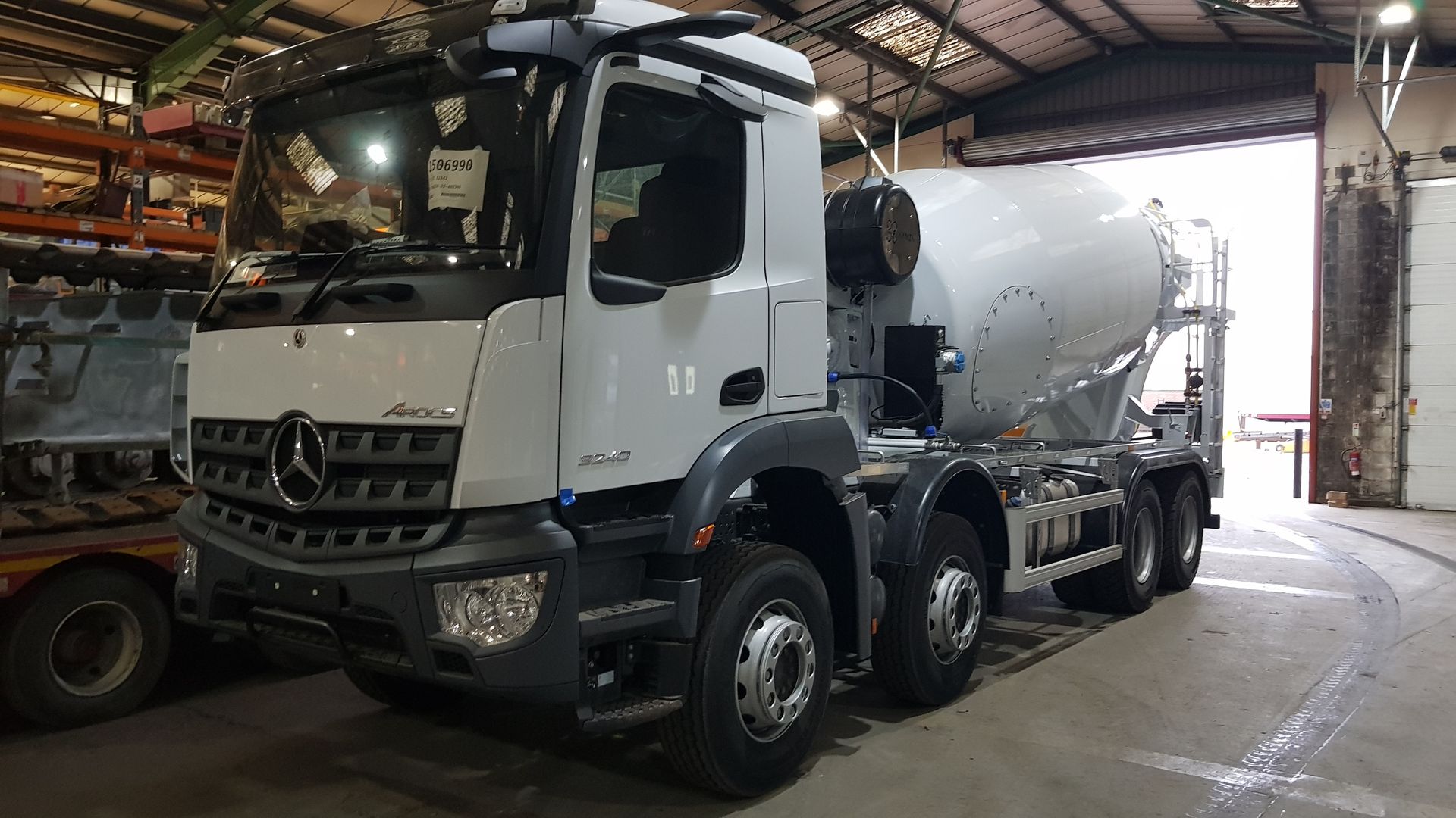 Spraying the concrete mixer