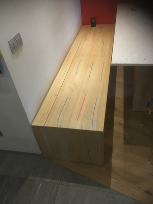 Un tavolo di legno con un arcobaleno di colori dipinto sopra