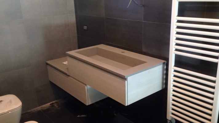 Un bagno con lavandino, water e portasciugamani.