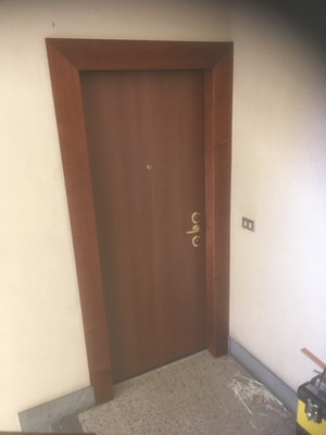Una porta con telaio in legno e maniglie dorate