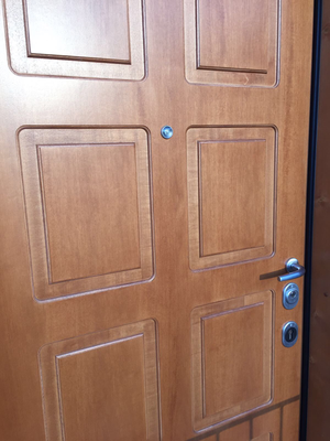Un primo piano di una porta di legno con dei quadrati su di essa