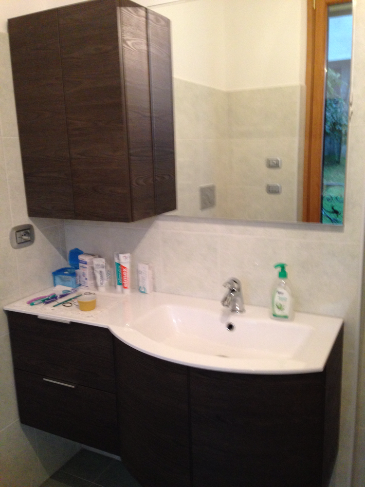 Un bagno con lavandino e specchio