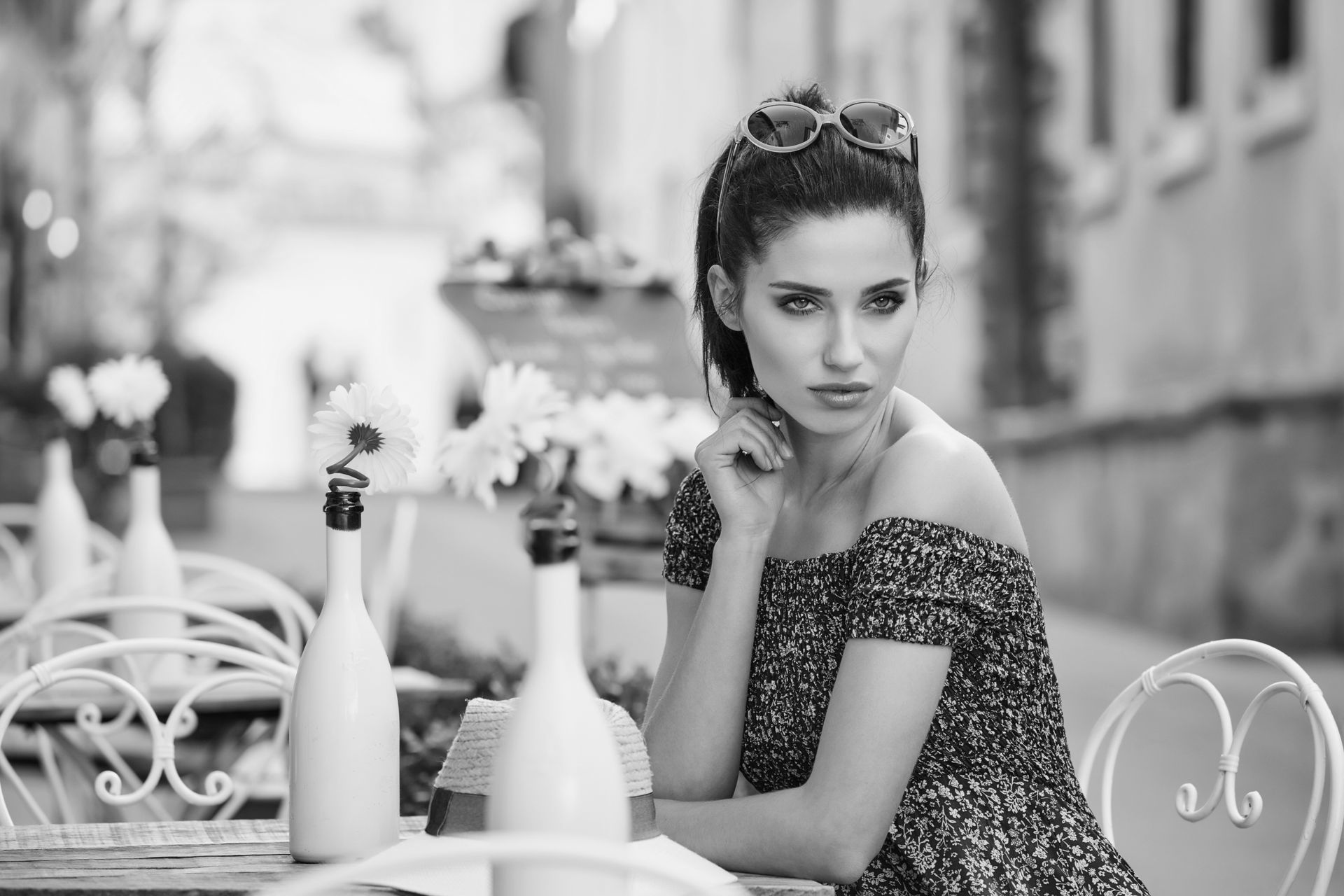 Schöne Dame am Cafétisch