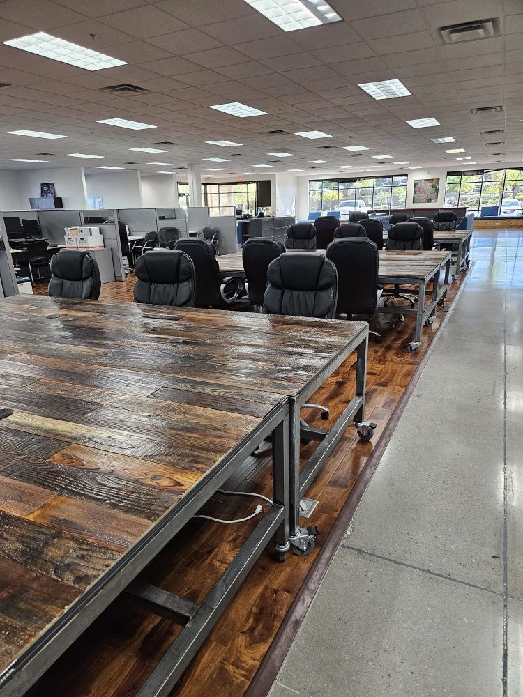 A large office with a lot of tables and chairs.