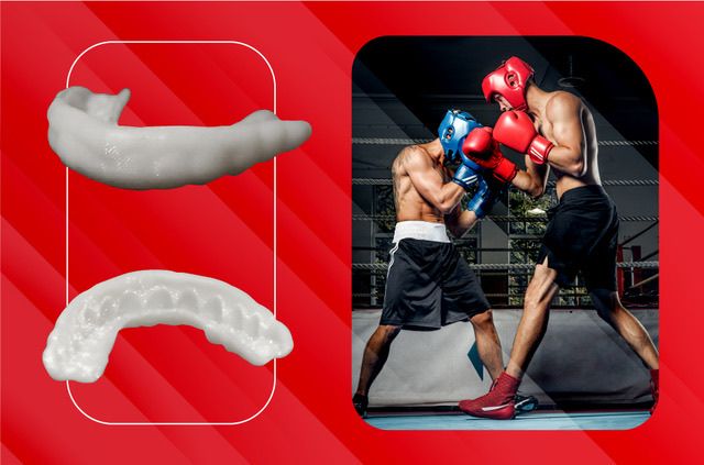 Deux hommes boxent sur un ring avec des protège-dents sur leurs dents