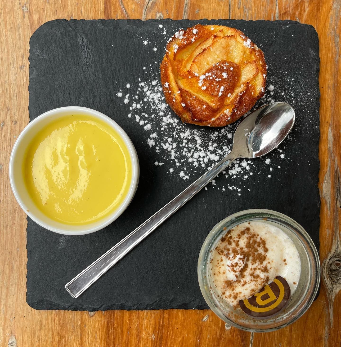 tortino di mele caldo servito con gelato alla cannella