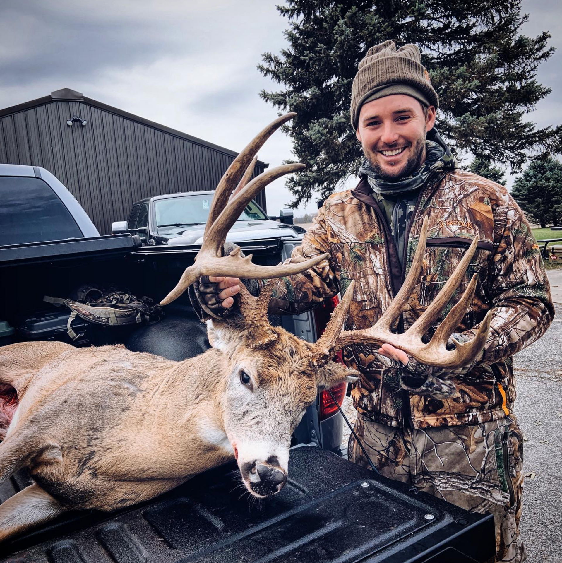 Whitetail Deer Hunting Outfitter in Illinois