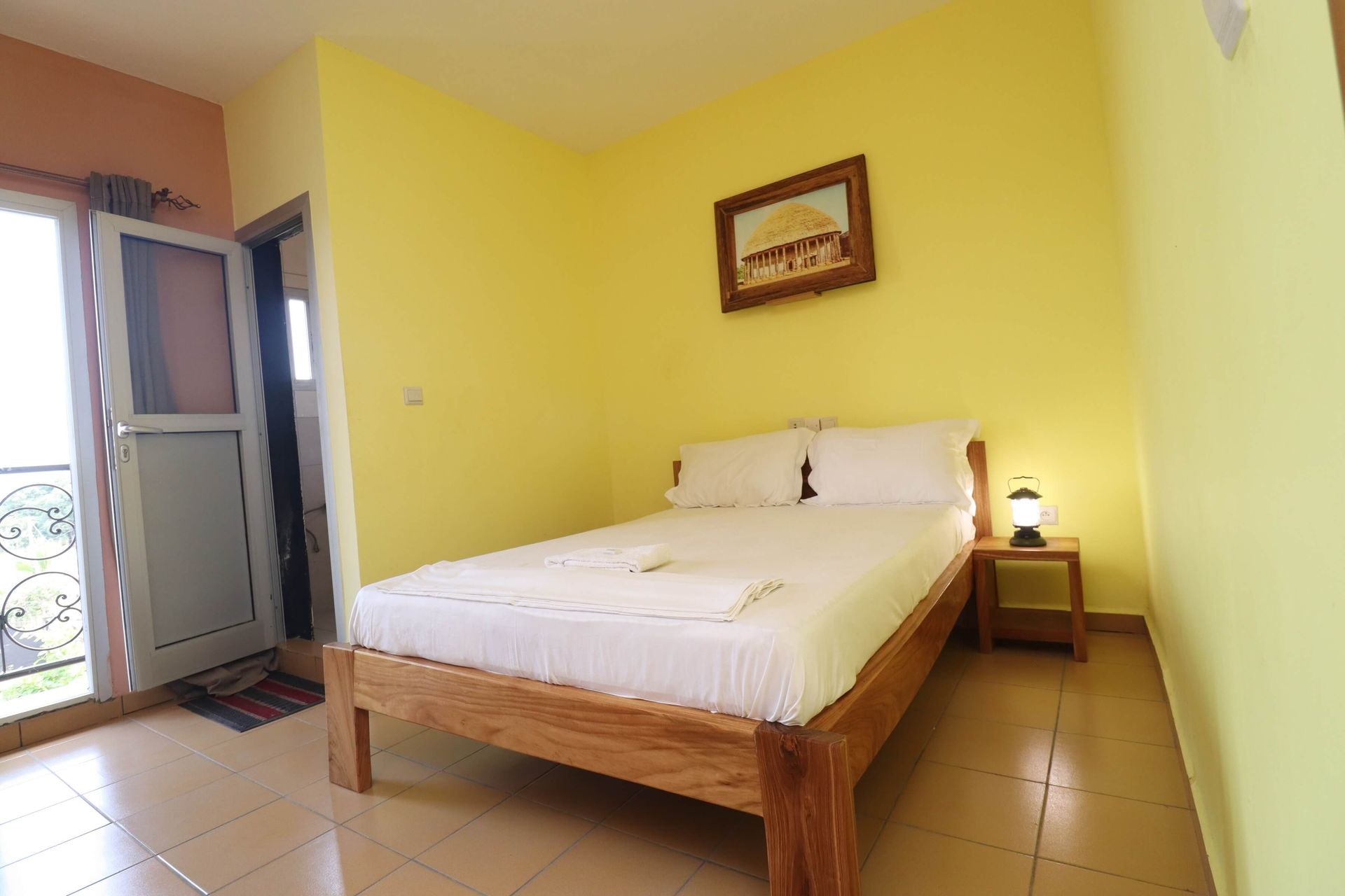 grande chambre hotel avec balcon à kribi