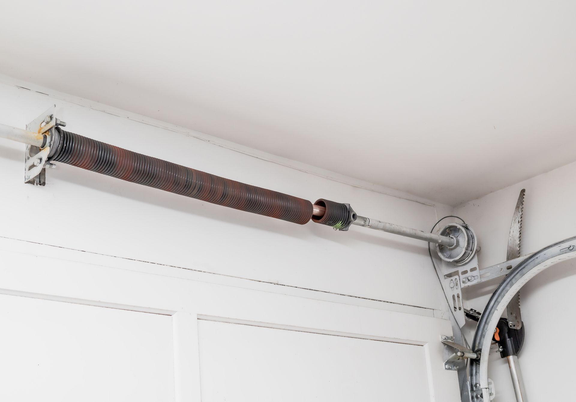 A close up of the inside of a garage door.