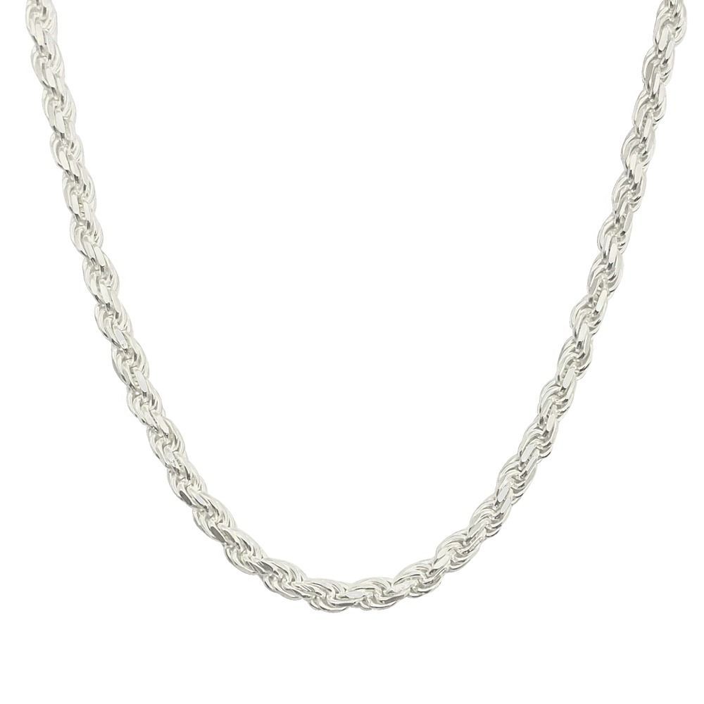 Collar de cadena de cuerda plateada sobre fondo blanco
